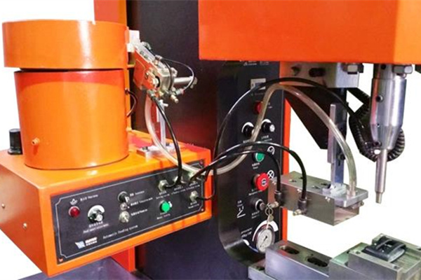 自動(dòng)送料鉚接機(jī)不僅安裝方便且提高生產(chǎn)效率！ 圖1