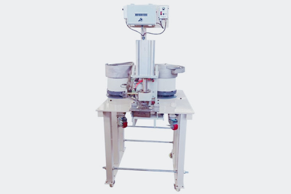 國產(chǎn)最新氣動鉚接機(jī)設(shè)備實(shí)拍