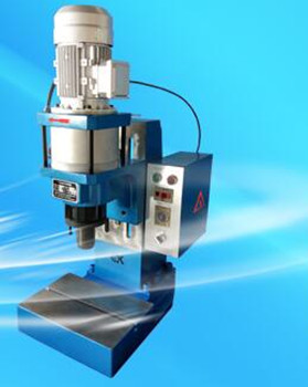 液壓鉚接機(jī)的模具有多少個？