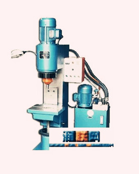 徑向鉚接機應(yīng)該如何操作？